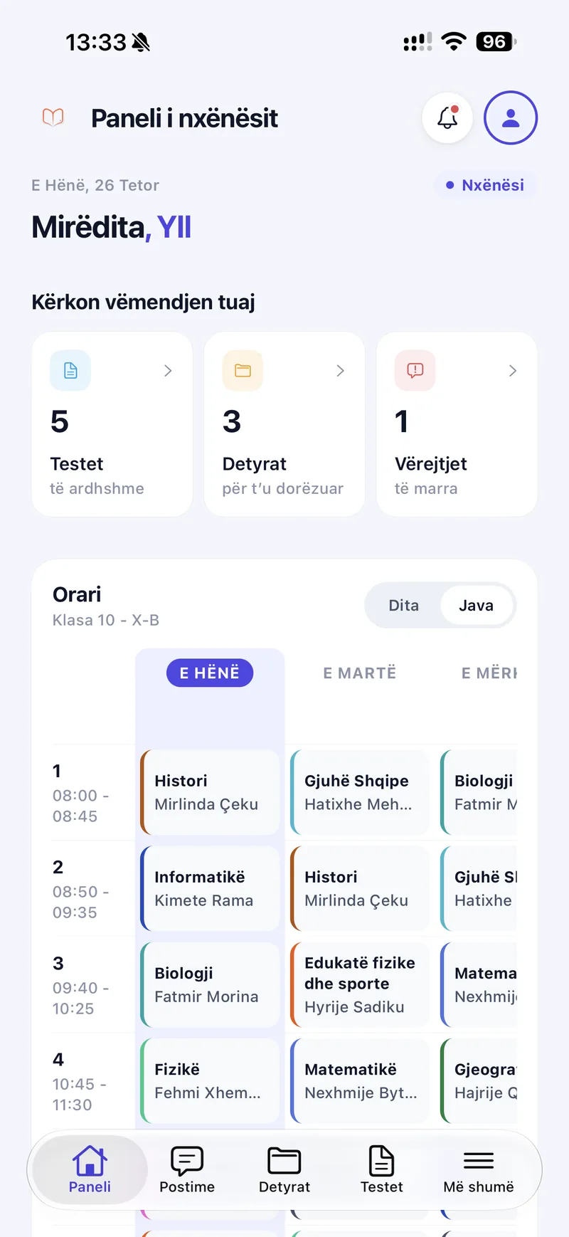 Paneli i nxënësit në Shkolla360 në aplikacionin mobil: 5 teste të ardhshme, 3 detyra për t’u dorëzuar, 1 vërejtje dhe orari javor i klasës.