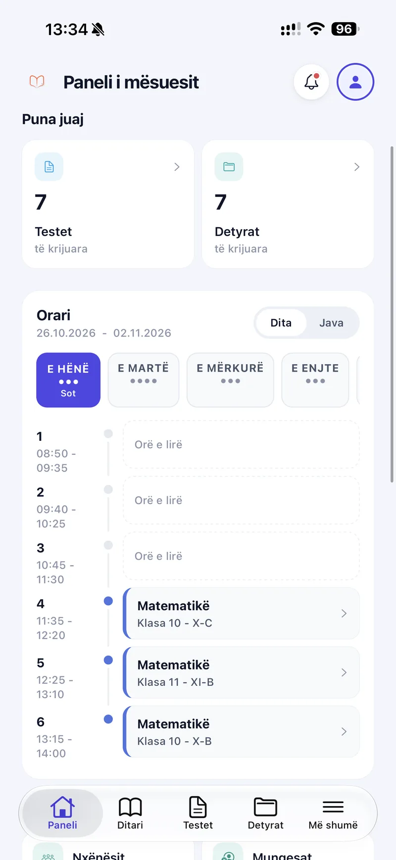 Paneli i mësuesit në Shkolla360 në aplikacionin mobil: testet dhe detyrat e krijuara, dhe orët e sotme me orët e lira.