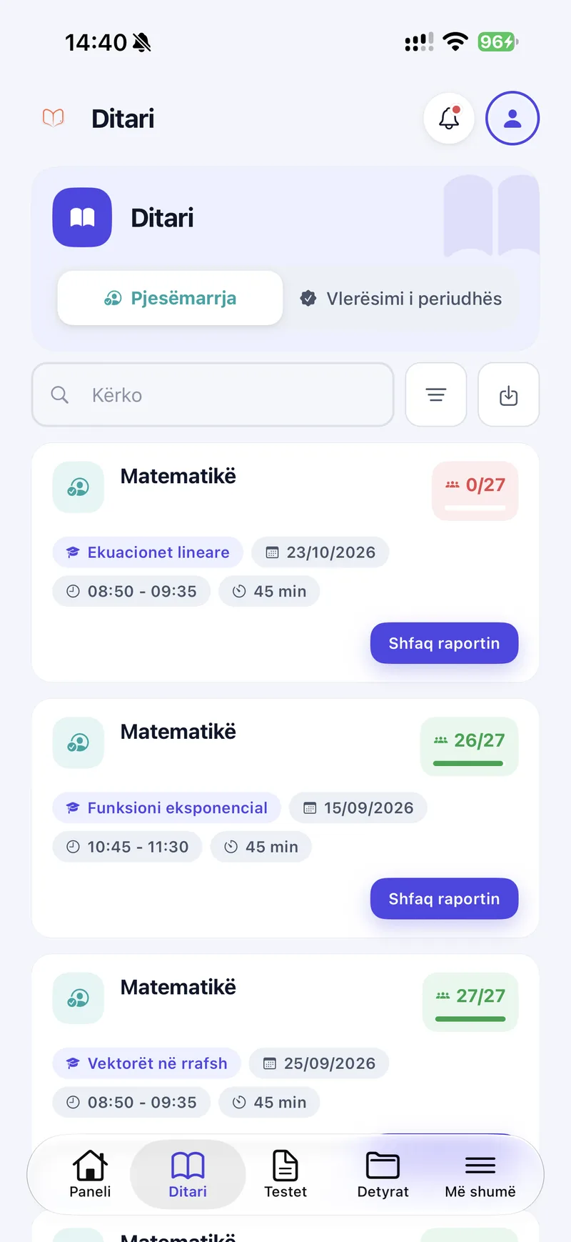 Ditari i Shkolla360 në aplikacionin mobil, me orët e Matematikës, temën, datën, kohën dhe pjesëmarrjen, p.sh. 26 nga 27 nxënës.